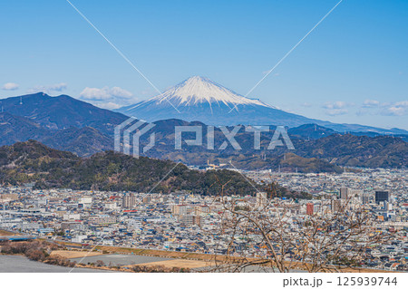 静岡市の円山花木園から見た静岡市の街並みと富士山(静岡県) 静岡市の円山花木園から見た静岡市の街並みと富士山(静岡県) 125939744