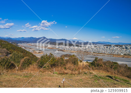 静岡市の円山花木園から見た静岡市の街並みと富士山(静岡県) 125939915