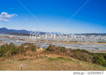 静岡市の円山花木園から見た静岡市の街並みと富士山(静岡県) 125939917
