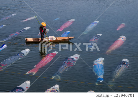 水の中を泳ぐ鯉のぼり 水の中を泳ぐ鯉のぼり 125940701