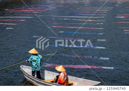 水の中を泳ぐ鯉のぼり 125940740