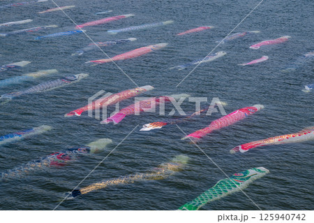 水の中を泳ぐ鯉のぼり 125940742