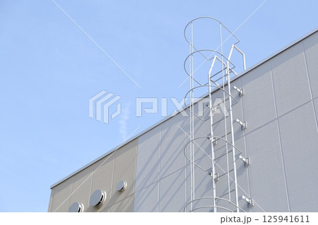 背カゴ付きタラップ 安全垂直はしご 背カゴ付きタラップ 安全垂直はしご 125941611