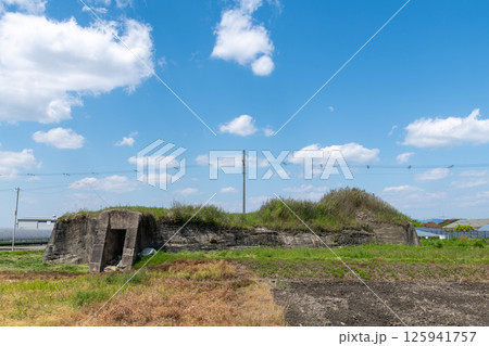 田植え前の水田地帯に佇む旧日本軍の柳本飛行場跡の北側防空壕跡 田植え前の水田地帯に佇む旧日本軍の柳本飛行場跡の北側防空壕跡 125941757