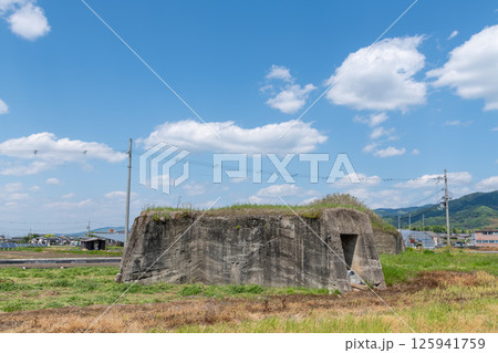 田植え前の水田地帯に佇む旧日本軍の柳本飛行場跡の北側防空壕跡 田植え前の水田地帯に佇む旧日本軍の柳本飛行場跡の北側防空壕跡 125941759