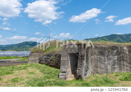 田植え前の水田地帯に佇む旧日本軍の柳本飛行場跡の北側防空壕跡 田植え前の水田地帯に佇む旧日本軍の柳本飛行場跡の北側防空壕跡 125941760