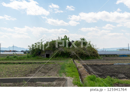 田植え前の水田地帯に佇む旧日本軍の柳本飛行場跡の南側防空壕跡 田植え前の水田地帯に佇む旧日本軍の柳本飛行場跡の南側防空壕跡 125941764
