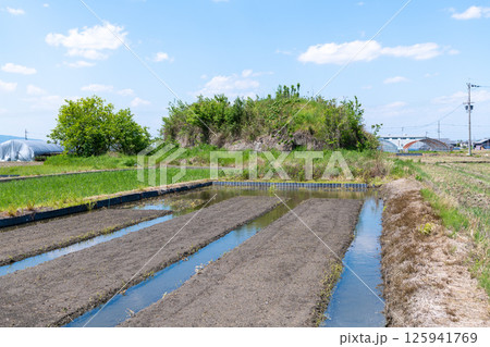 田植え前の水田地帯に佇む旧日本軍の柳本飛行場跡の南側防空壕跡 田植え前の水田地帯に佇む旧日本軍の柳本飛行場跡の南側防空壕跡 125941769