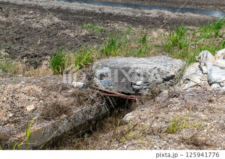 旧日本軍の柳本飛行場跡の滑走路で使用されたと思われるコンクリートの残骸 125941776