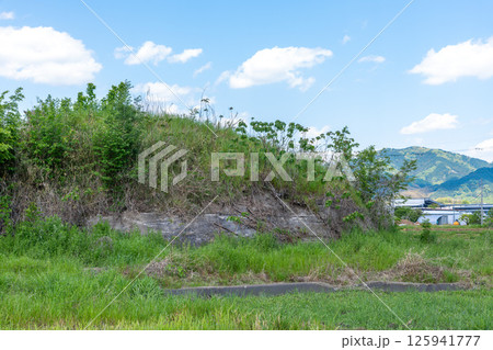 田植え前の水田地帯に佇む旧日本軍の柳本飛行場跡の南側防空壕跡 田植え前の水田地帯に佇む旧日本軍の柳本飛行場跡の南側防空壕跡 125941777