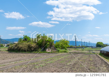 田植え前の水田地帯に佇む旧日本軍の柳本飛行場跡の南側防空壕跡 田植え前の水田地帯に佇む旧日本軍の柳本飛行場跡の南側防空壕跡 125941781
