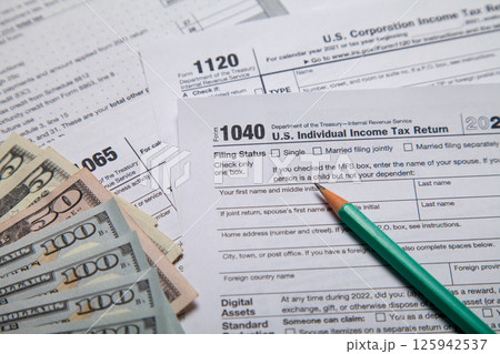 Income tax with instruction. Tax payment and filing concept Income tax with instruction. Tax payment and filing concept 125942537