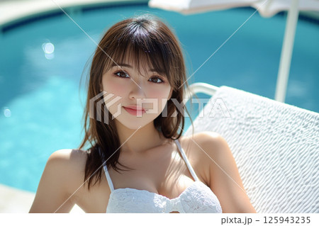リゾートのプールサイド_水着女性2 リゾートのプールサイド_水着女性2 125943235