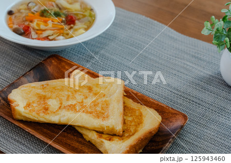 フレンチトーストと野菜スープの朝食 フレンチトーストと野菜スープの朝食 125943460
