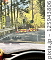 秋の紅葉の山に向かう道路 125943806