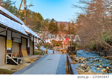 群馬県　吾妻郡草津町　草津温泉　早朝の西の河原公園 125943847