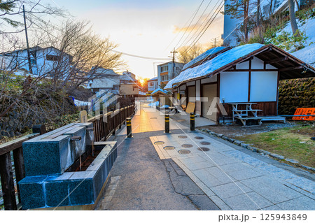 群馬県　吾妻郡草津町　草津温泉　早朝の西の河原公園 125943849