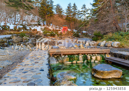 群馬県　吾妻郡草津町　草津温泉　早朝の西の河原公園 125943858