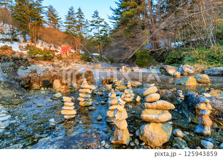 群馬県　吾妻郡草津町　草津温泉　早朝の西の河原公園 125943859