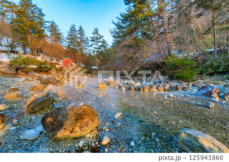 群馬県　吾妻郡草津町　草津温泉　早朝の西の河原公園 125943860
