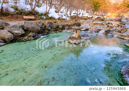 群馬県　吾妻郡草津町　草津温泉　早朝の西の河原公園 125943868
