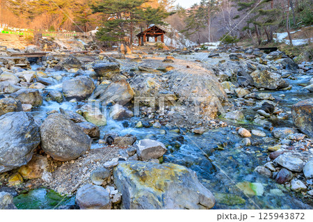 群馬県　吾妻郡草津町　草津温泉　早朝の西の河原公園 125943872