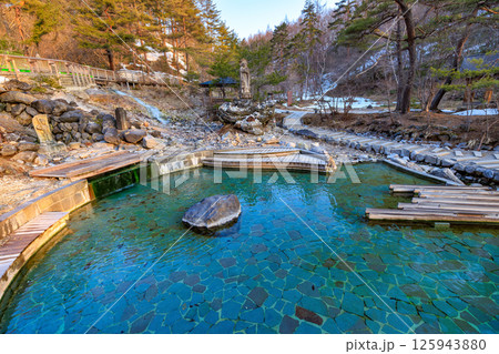 群馬県　吾妻郡草津町　草津温泉　早朝の西の河原公園 125943880