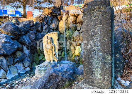 群馬県　吾妻郡草津町　草津温泉　早朝の西の河原公園 125943881