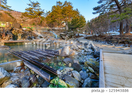 群馬県　吾妻郡草津町　草津温泉　早朝の西の河原公園 125943886