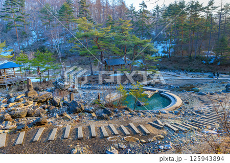 群馬県　吾妻郡草津町　草津温泉　早朝の西の河原公園 125943894