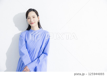 青いワンピースを着た女性 125944893
