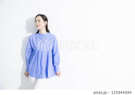 青いワンピースを着た女性 青いワンピースを着た女性 125944894