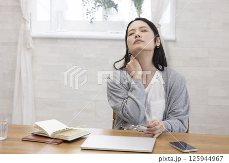 疲れているミドル女性 125944967