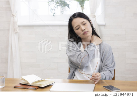 疲れているミドル女性 125944971