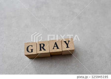 グレーの背景上にGRAYと書かれた木のブロック グレーの背景上にGRAYと書かれた木のブロック 125945195