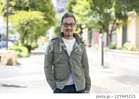 カメラ目線で笑顔の50代後半の男性 カメラ目線で笑顔の50代後半の男性 125945215