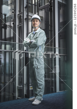 カメラ目線で腕組みをした40代の作業員　ビルメンテナンススタッフ　イメージ　 125945268