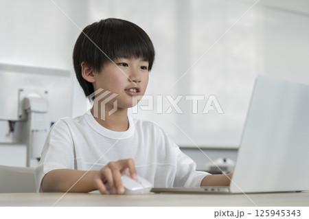 ノートパソコンを操作する小学4年生の男の子 ノートパソコンを操作する小学4年生の男の子 125945343