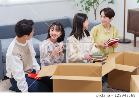 引越しの荷造りをする家族 引越しの荷造りをする家族 125945369