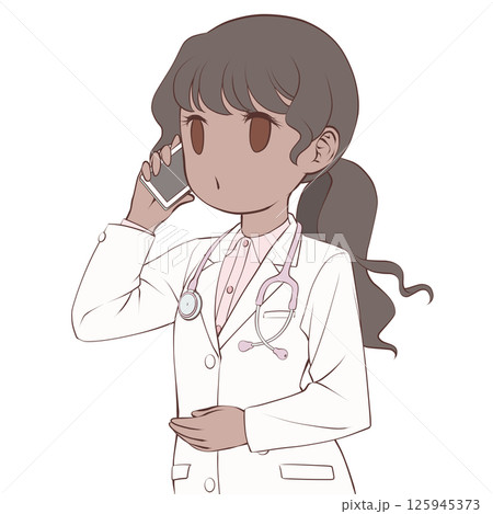スマホで電話をかける褐色肌の女性医師・呼び出し中 スマホで電話をかける褐色肌の女性医師・呼び出し中 125945373