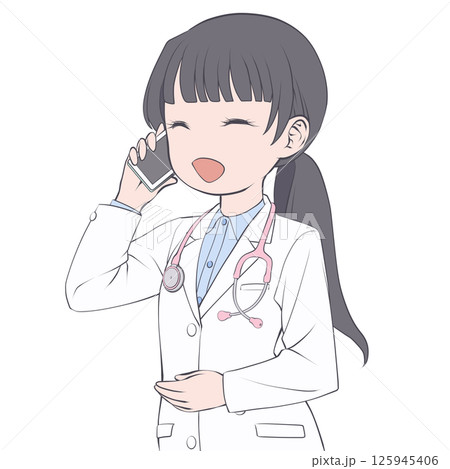 スマホで電話をかける黒髪の女性医師・笑顔 125945406