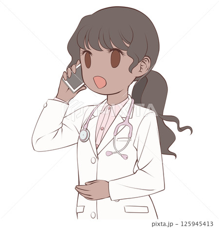 スマホで電話をかける褐色肌の女性医師・笑顔 125945413