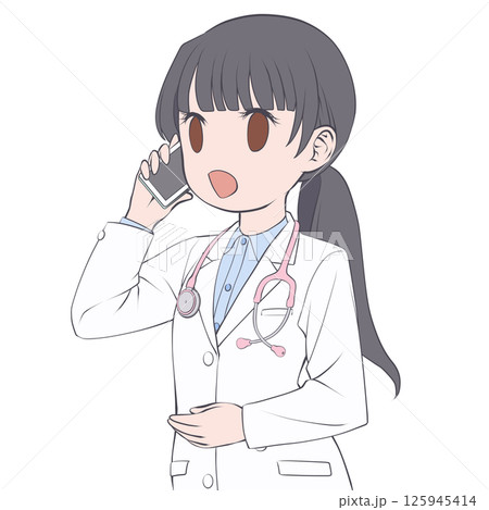 スマホで電話をかける黒髪の女性医師・笑顔 スマホで電話をかける黒髪の女性医師・笑顔 125945414