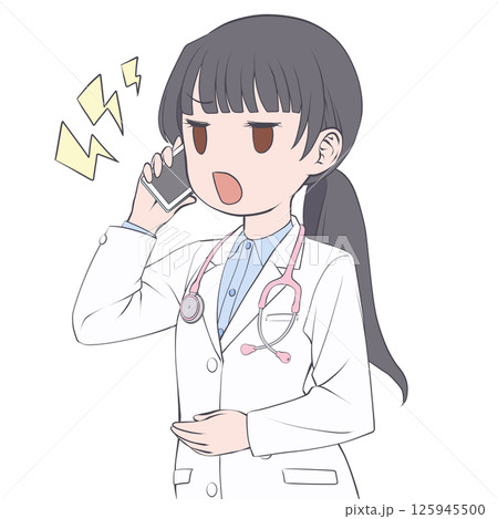 スマホで電話をかける黒髪の女性医師・怒る スマホで電話をかける黒髪の女性医師・怒る 125945500