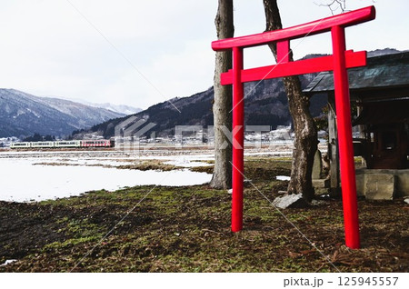 神社から見える釜石線キハ110系 神社から見える釜石線キハ110系 125945557