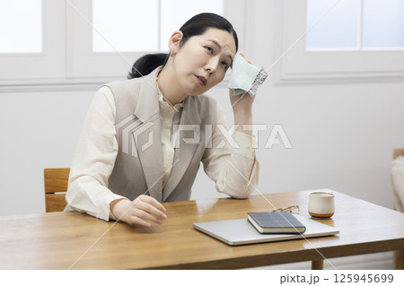 体調が悪いミドル女性 125945699