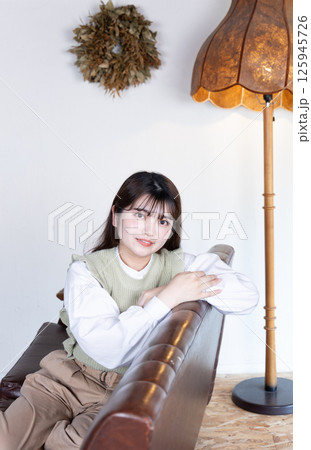 ソファでくつろぐ女性ポートレート 125945726