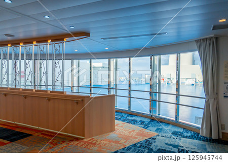 北九州市新門司港から神戸行きフェリーせっつの船内の展望ロビー 北九州市新門司港から神戸行きフェリーせっつの船内の展望ロビー 125945744