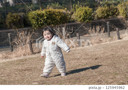【相模原市立麻溝公園の芝生広場で遊ぶ1歳児】 【相模原市立麻溝公園の芝生広場で遊ぶ1歳児】 125945962