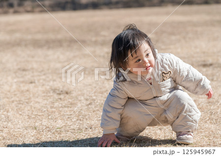 【相模原市立麻溝公園の芝生広場で遊ぶ1歳児 しゃがむ】 【相模原市立麻溝公園の芝生広場で遊ぶ1歳児 しゃがむ】 125945967